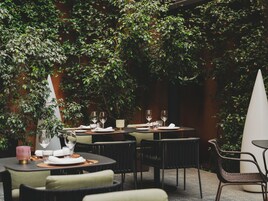 Se sirven desayunos, almuerzos y cenas; cocina mediterránea