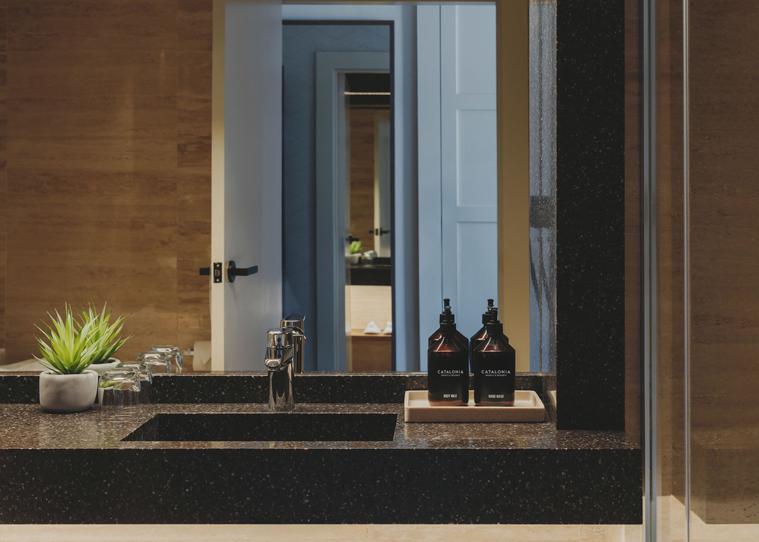 名牌盥洗用品、吹風機、拖鞋、坐浴桶