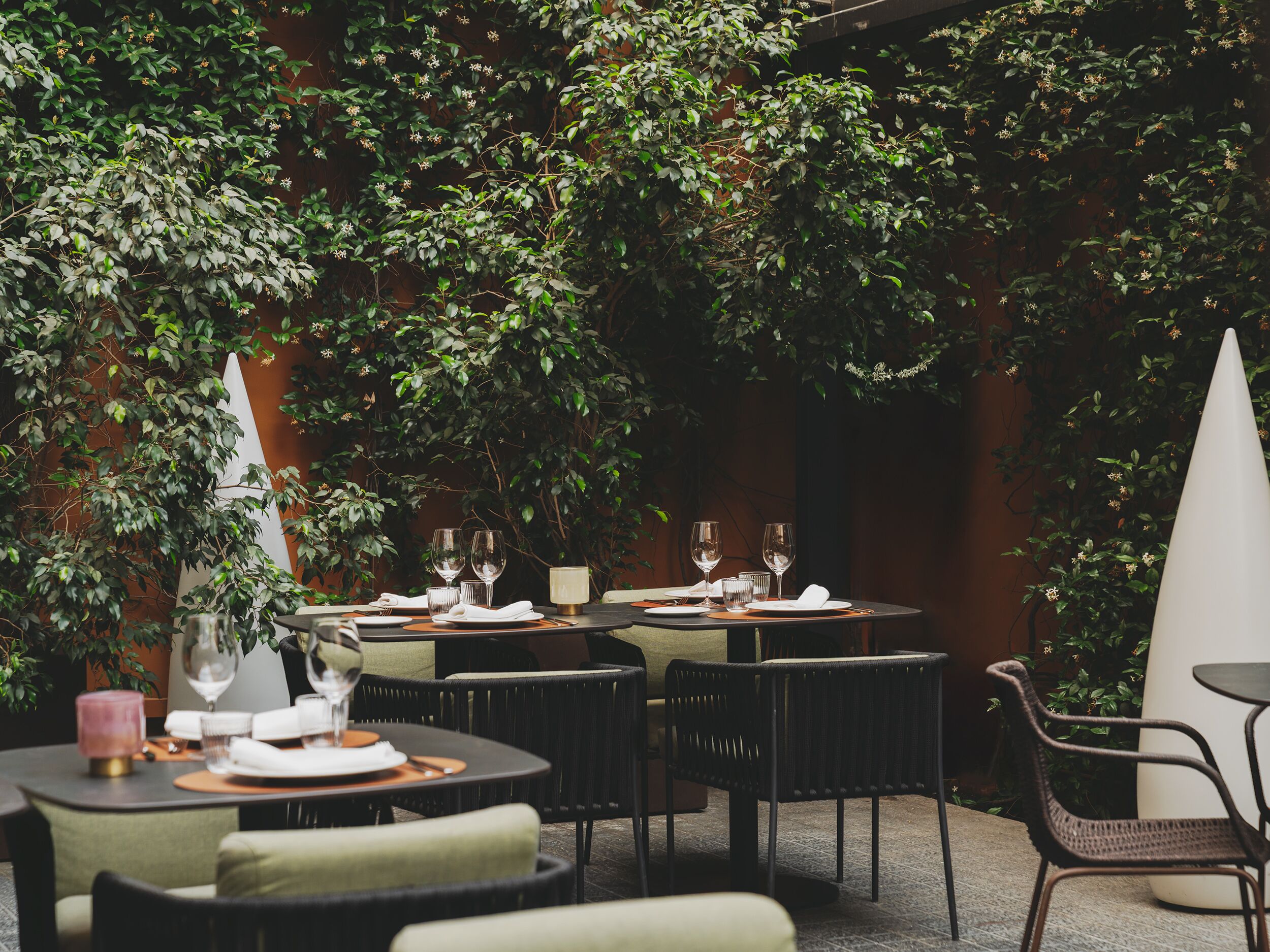 breakfast, lunch and dinner served