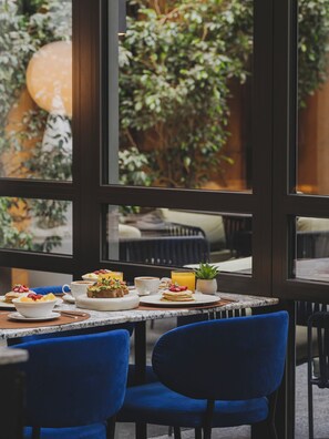 Se ofrece un desayuno bufé (20 EUR por persona)