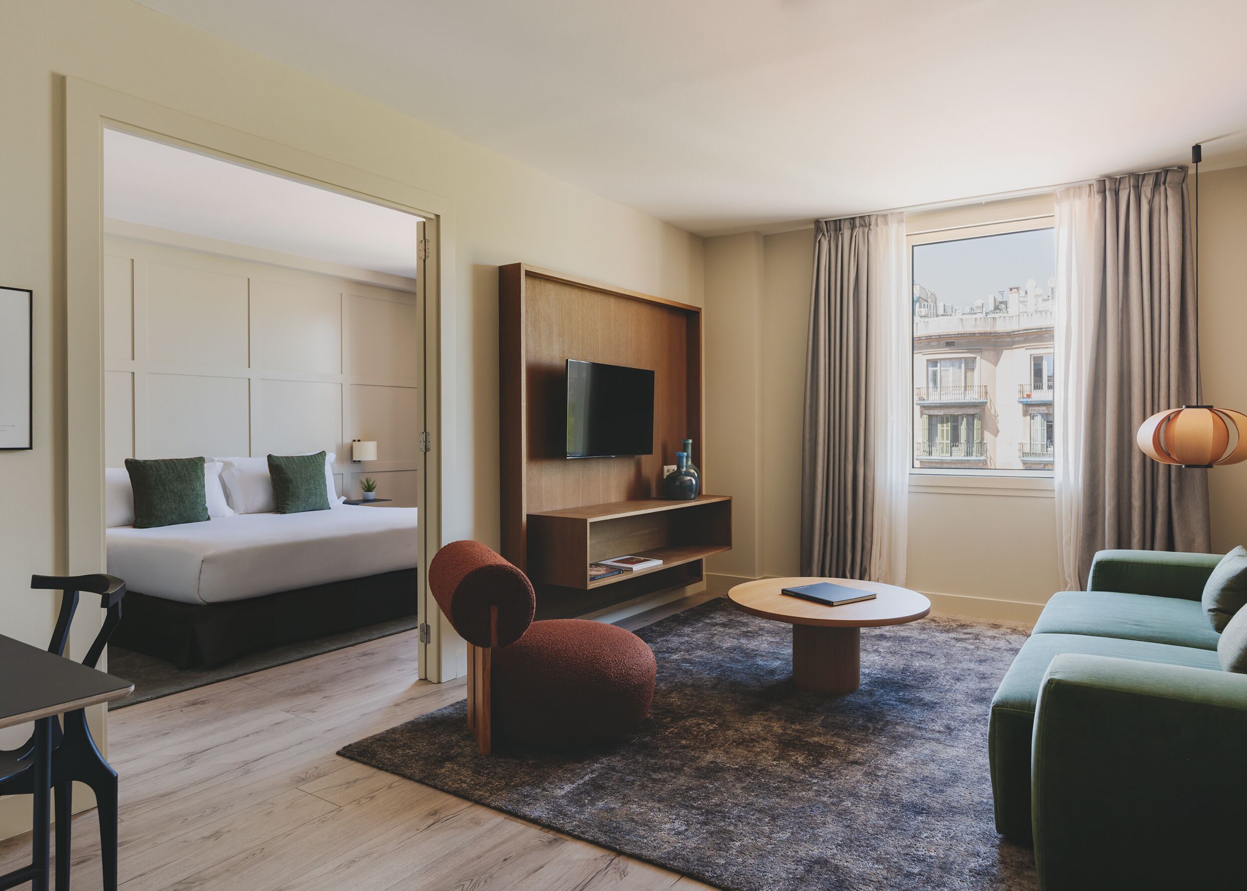 Minibar, caja fuerte, escritorio y cortinas opacas