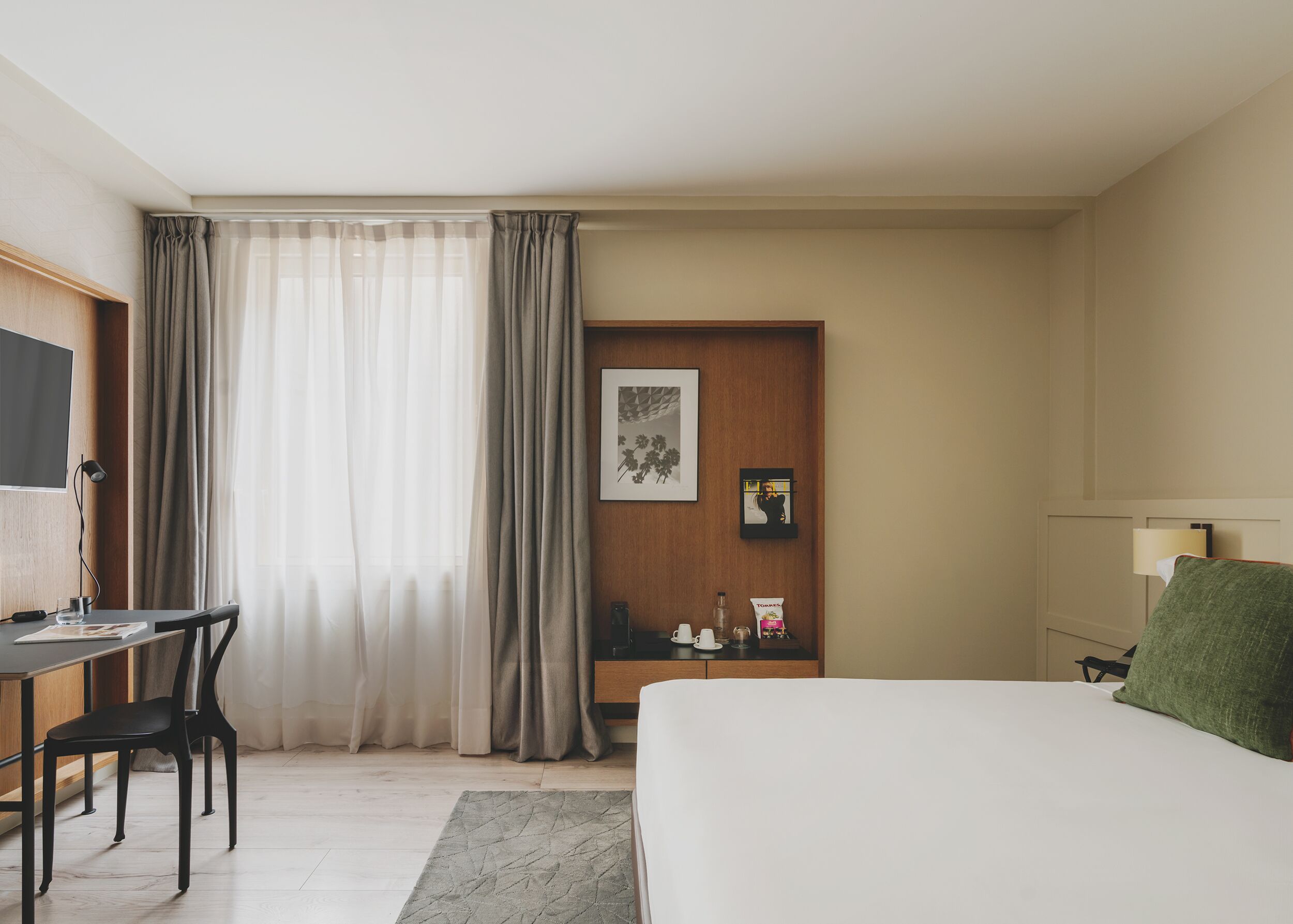 Minibar, caja fuerte, escritorio y cortinas opacas