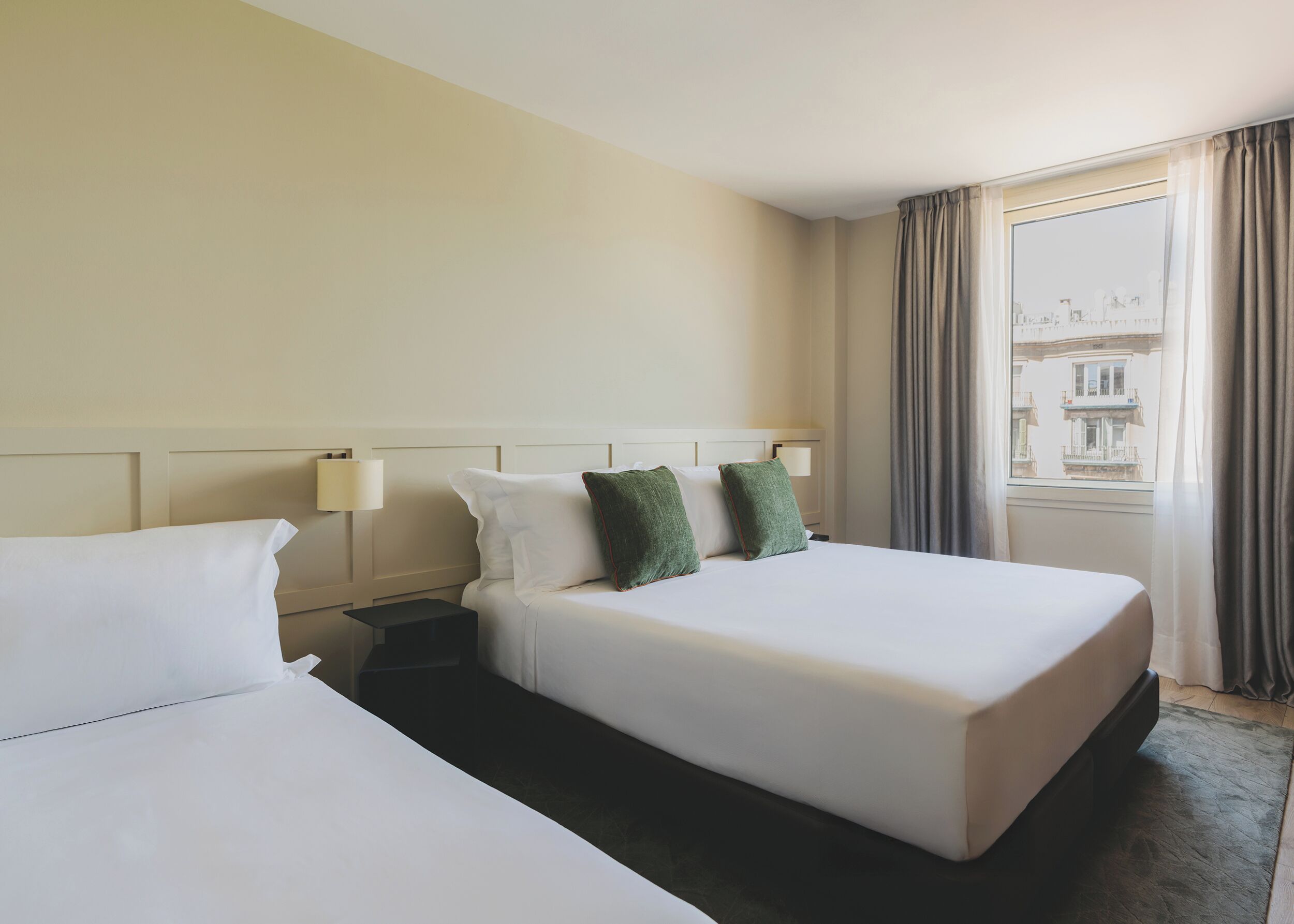 Habitación doble superior (With extra bed) | Minibar, caja fuerte, escritorio y cortinas opacas