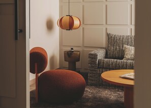 Minibar, Zimmersafe, Schreibtisch, Verdunkelungsvorhänge
