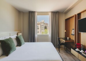 Minibar, caja fuerte, escritorio y cortinas opacas