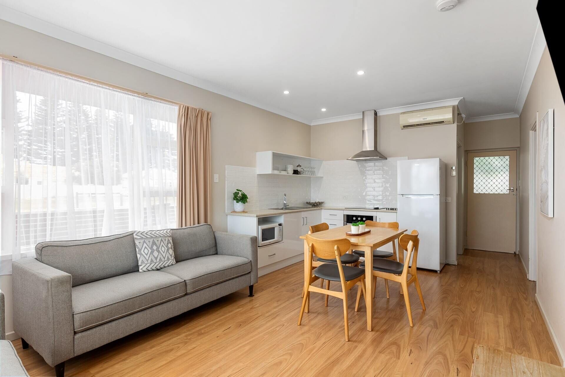 Apartamento superior, 2 quartos | Área de estar | TV, DVD player