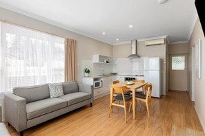 Leilighet – superior, 2 soverom | Oppholdsområde | TV og DVD-spiller