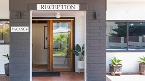 Zona de recepción con un cartel que indica disponibilidad.