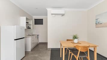 Superior Apartment, 1 Bedroom | In-room dining