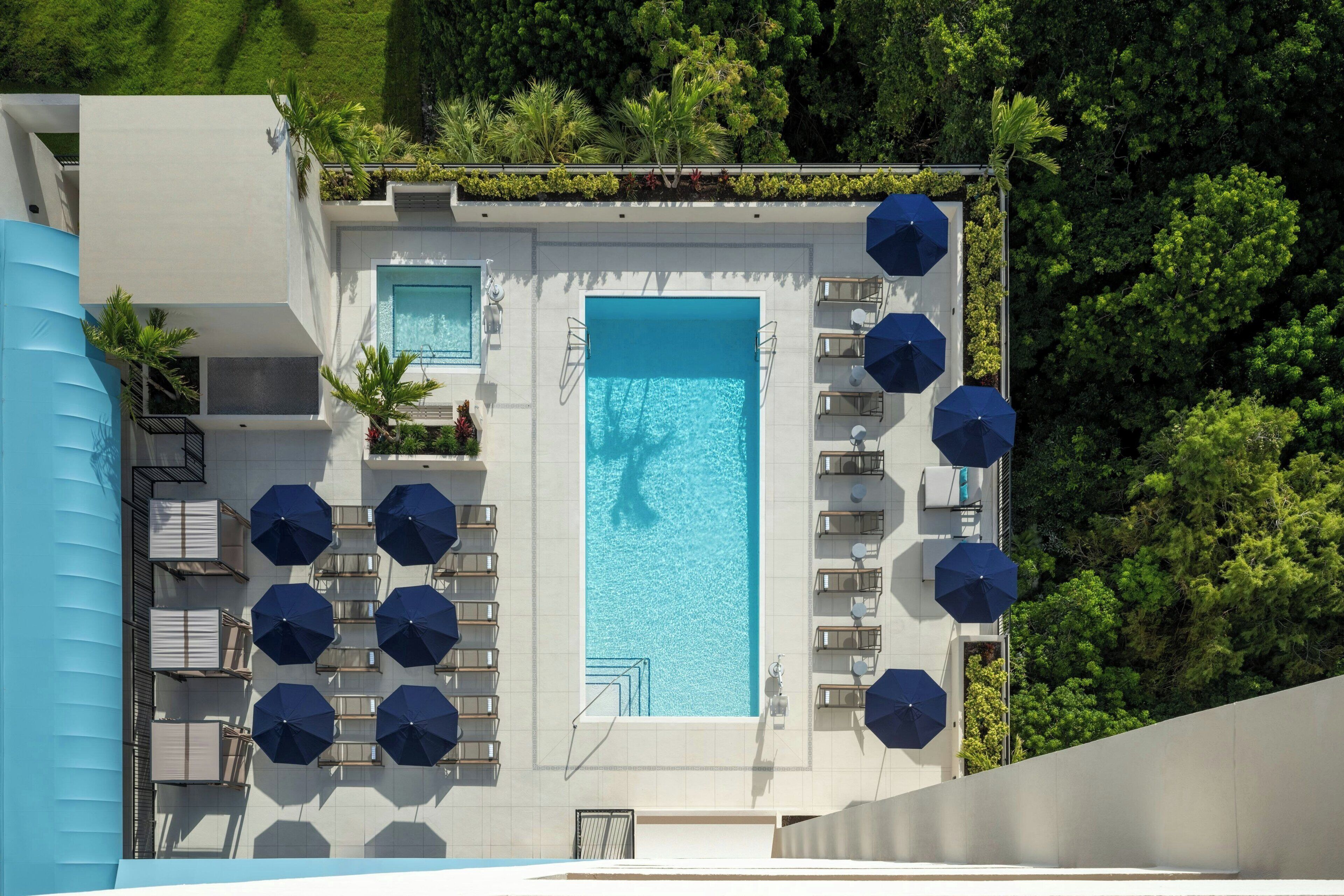 室外游泳池，06:00 至 20:00 开放，池畔遮阳伞，日光浴躺椅