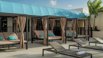 Utomhuspool, öppet 06.00 till 20.00, parasoller och solstolar