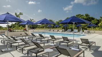 室外泳池;06:00 至 20:00 開放;泳池傘、躺椅