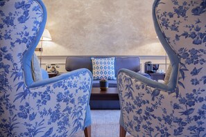 Suite (Georgian Suite) | Sala d'estar | Televisor de pantalla plana de 41 polzades amb canals digitals 