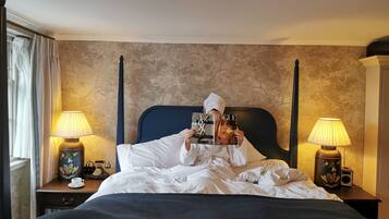 Double Room (Georgian Deluxe Double) | Egyptian cotton sheets, hypo-allergenic bedding, in-room safe