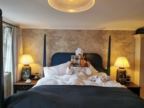 Egyptian cotton sheets, hypo-allergenic bedding, in-room safe - Richmond Hill Hotel (Richmond)