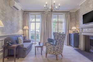 Suite (Georgian Suite) | Living area | Flat-screen TV
