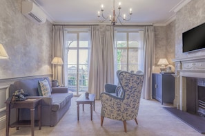 Suite (Georgian Suite) | Living area | Flat-screen TV