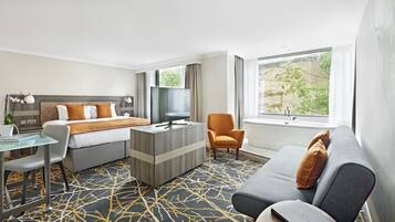 Suite (Hill Collection Suite) | Egyptian cotton sheets, hypo-allergenic bedding, in-room safe