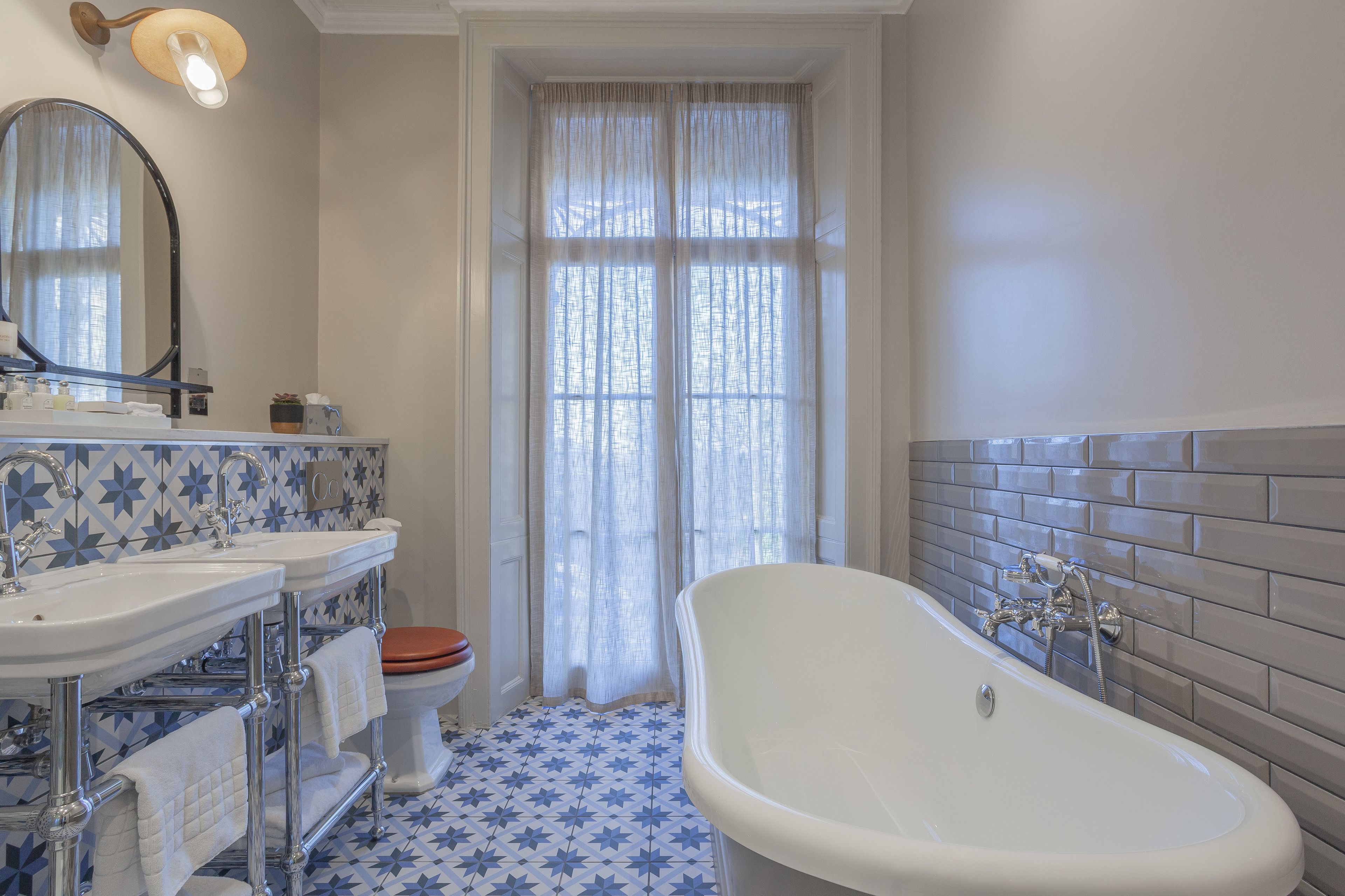 suite (georgian suite) | bathroom | shower, free toiletries, hair dryer, towels