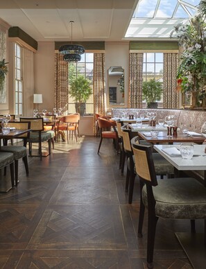 Petit-déjeuner, déjeuner et dîner servis sur place