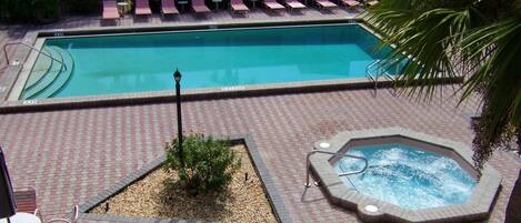 حمّام سباحة خارجي