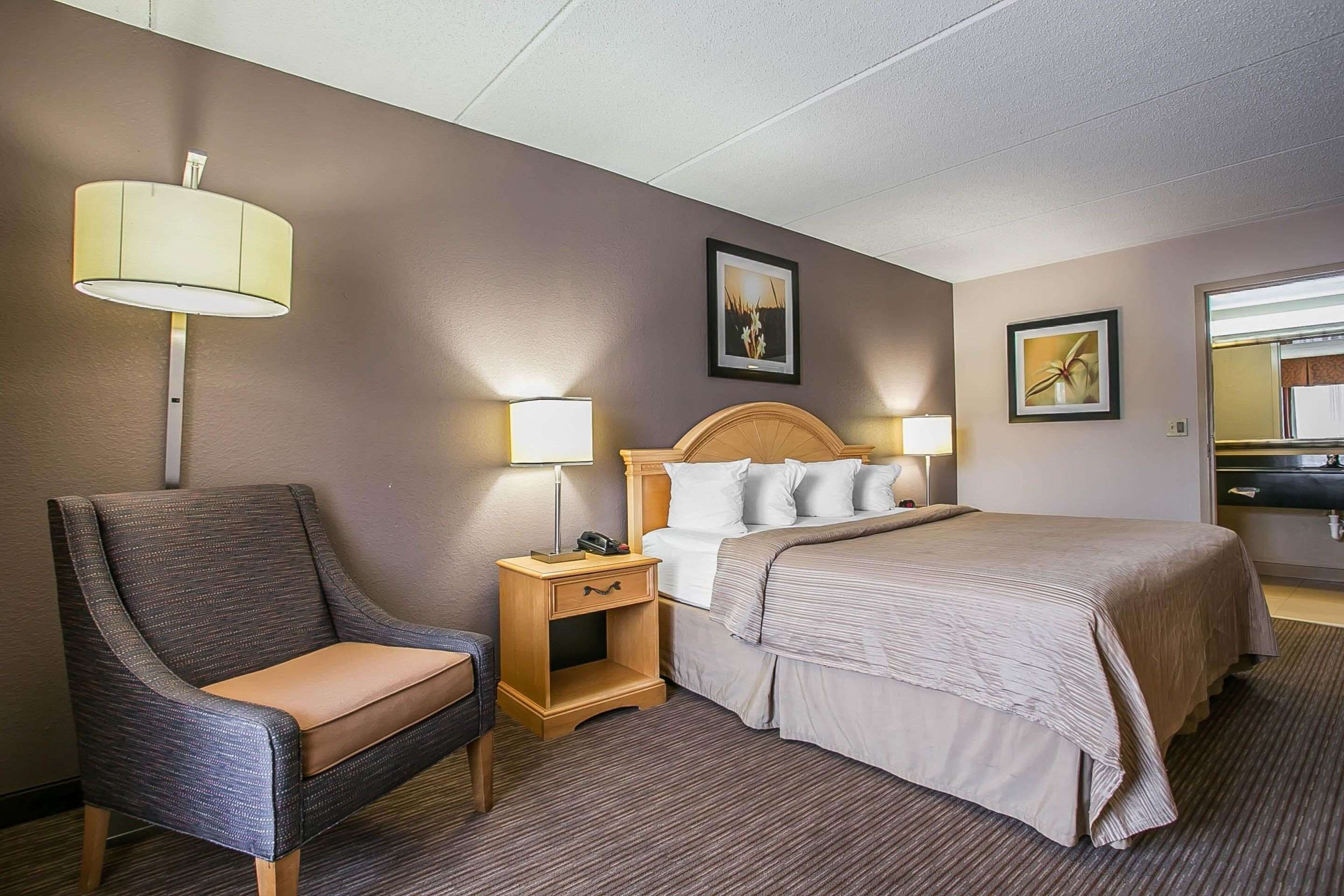 Een bureau, verduisterende gordijnen, een strijkplank/strijkijzer