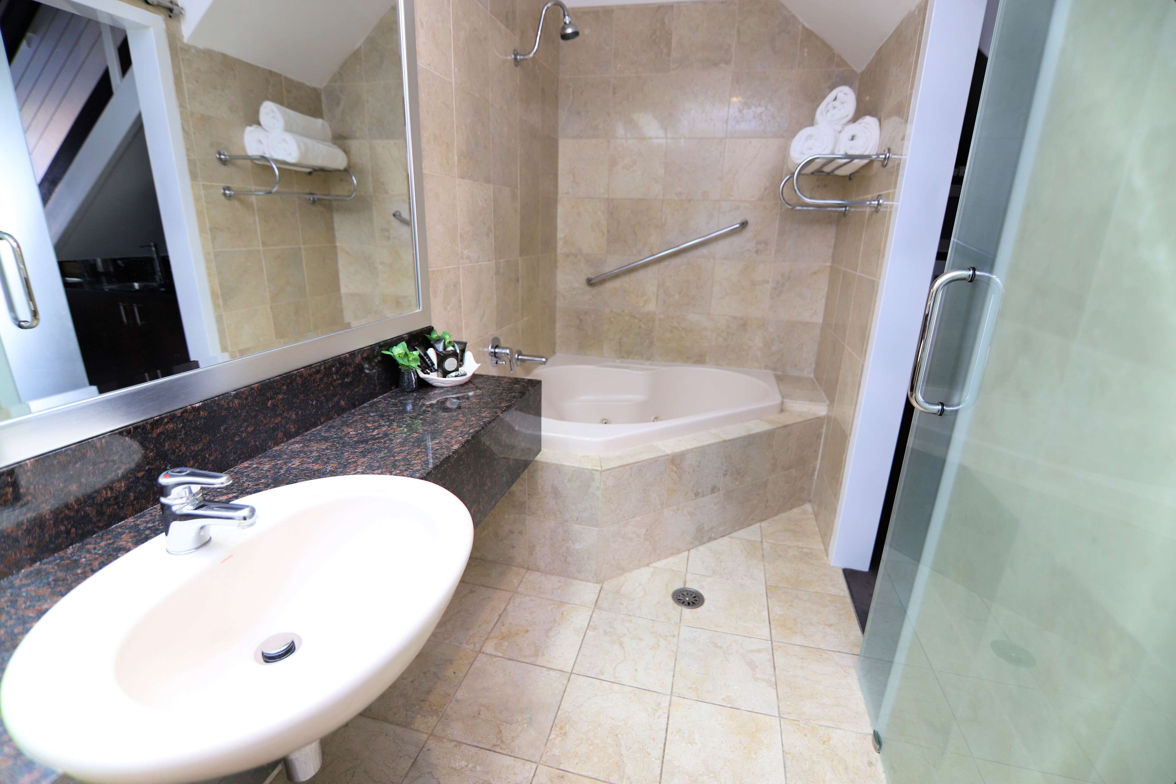 Ein modernes Badezimmer mit Waschbecken, Badewanne und Duschkabine.