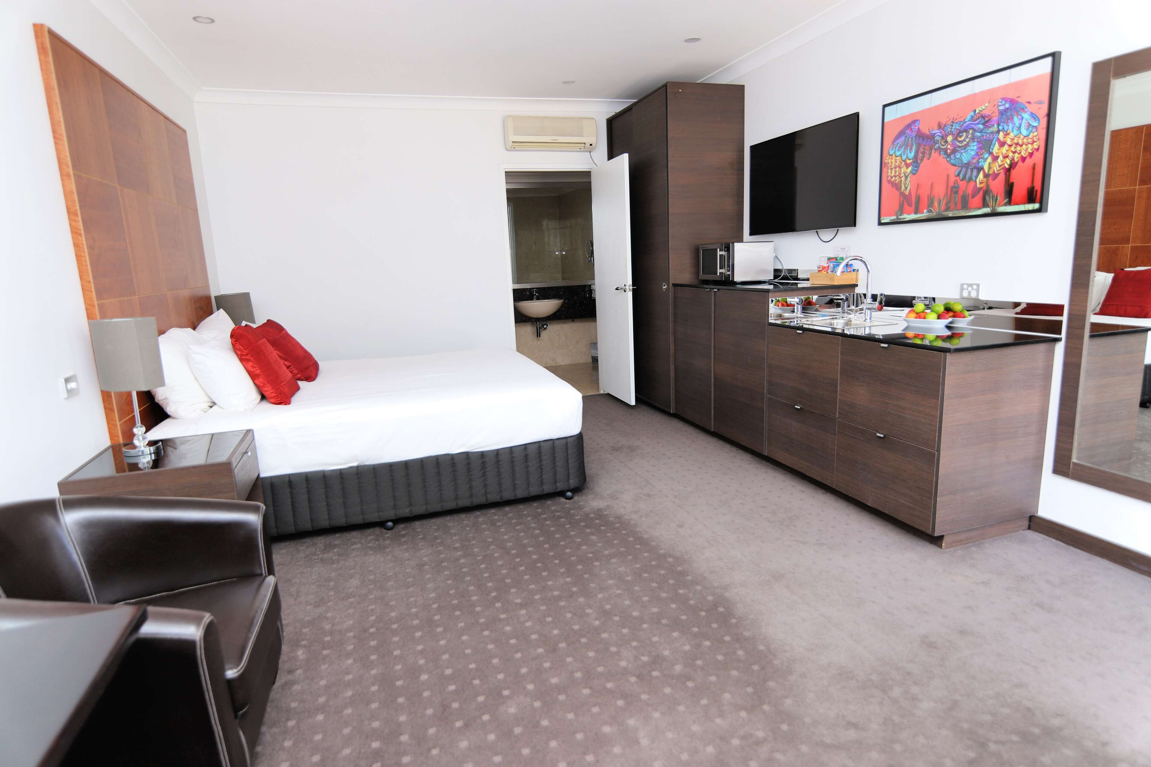 superior room, 1 king bed, non smoking, ground floor | premium bedding, pillow-top beds, minibar, in-room safe