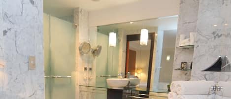 Executive Room, 1 King Bed, Jetted Tub, Ground Floor