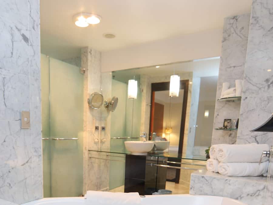 Executive Room, 1 King Bed, Jetted Tub, Ground Floor | Premium bedding, pillow-top beds, minibar, in-room safe