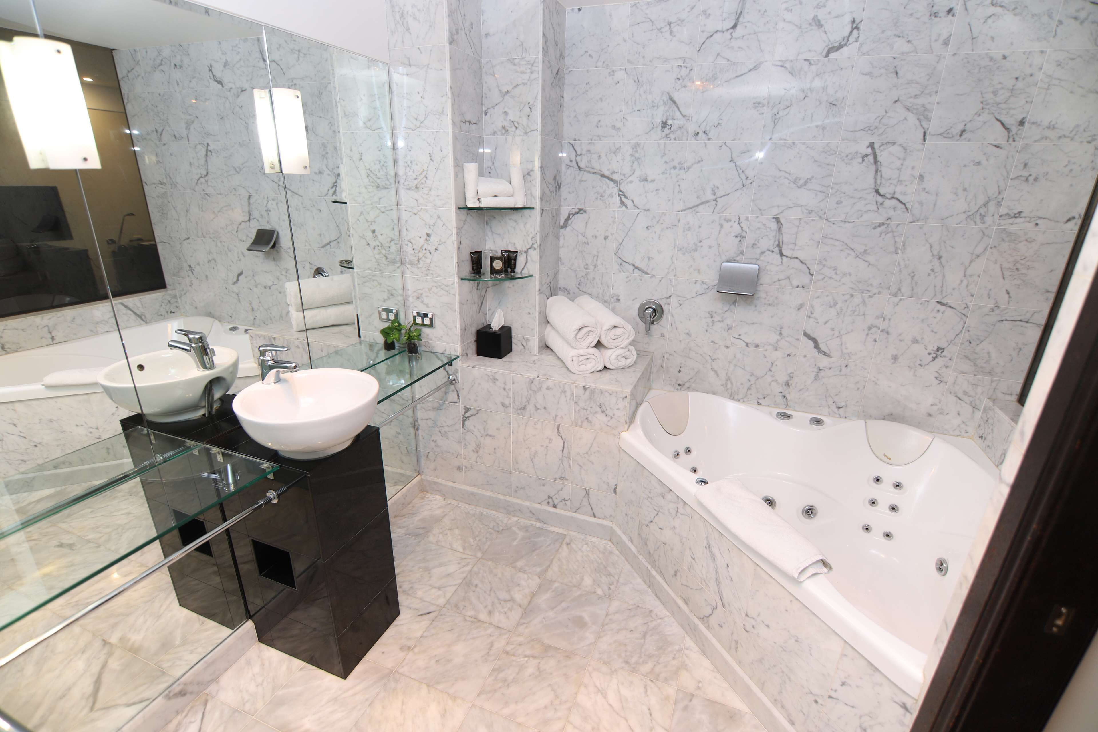 executive room, 1 king bed, jetted tub, ground floor | bathroom | shower, free toiletries, hair dryer, towels