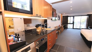 高級公寓, 多張床, 非吸煙房, 陽台 (1st Floor) | 高級寢具、舒適加層、迷你吧、客房內保險箱