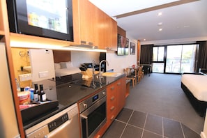 Superior-Apartment, Mehrere Betten, Nichtraucher, Balkon (1st Floor) | Hochwertige Bettwaren, Pillowtop-Betten, Minibar, Zimmersafe