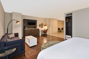 Suite, 1 King-Bett | Hochwertige Bettwaren, Zimmersafe, Schreibtisch