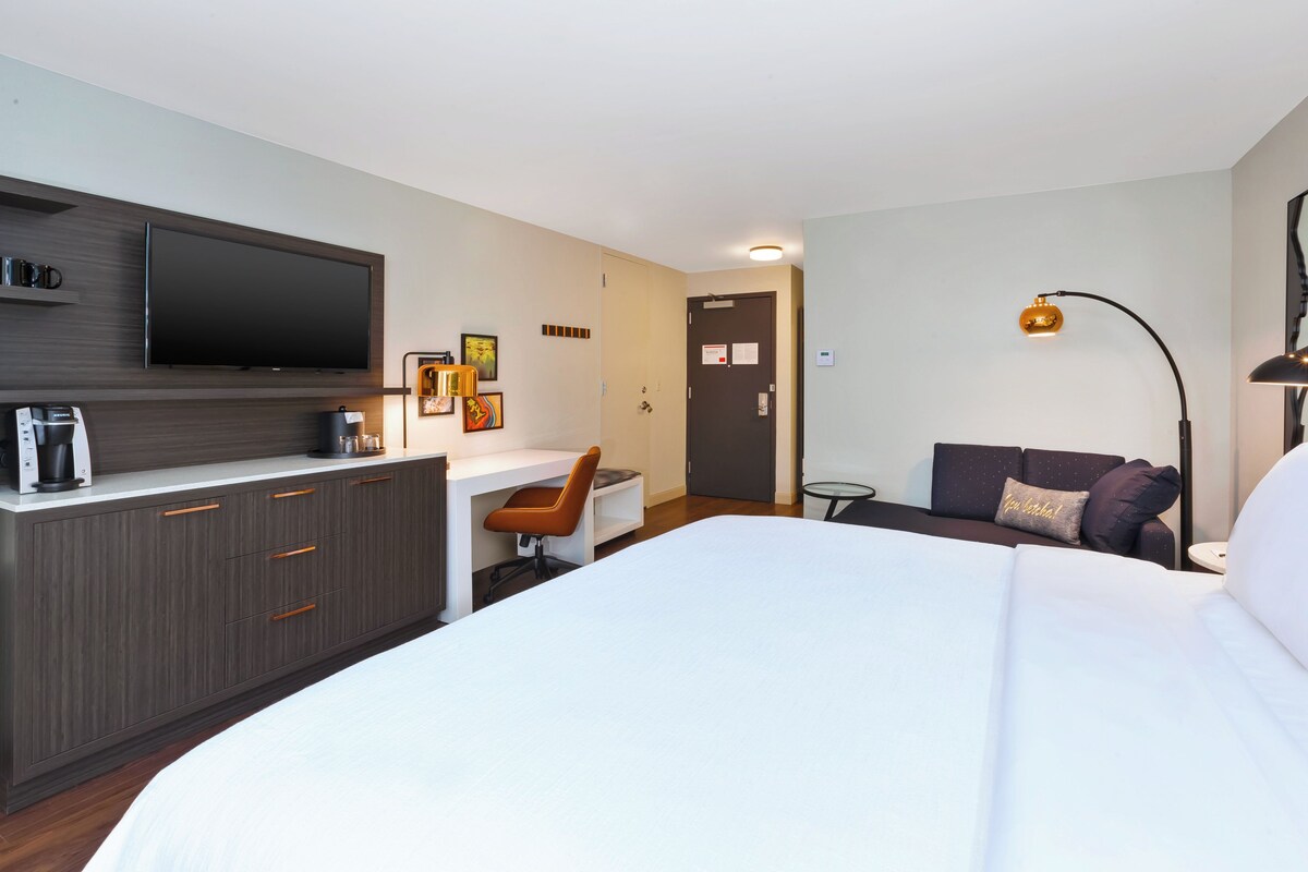 Deluxe Room, 1 King Bed | 1 bedroom, premium bedding, in-room safe, desk