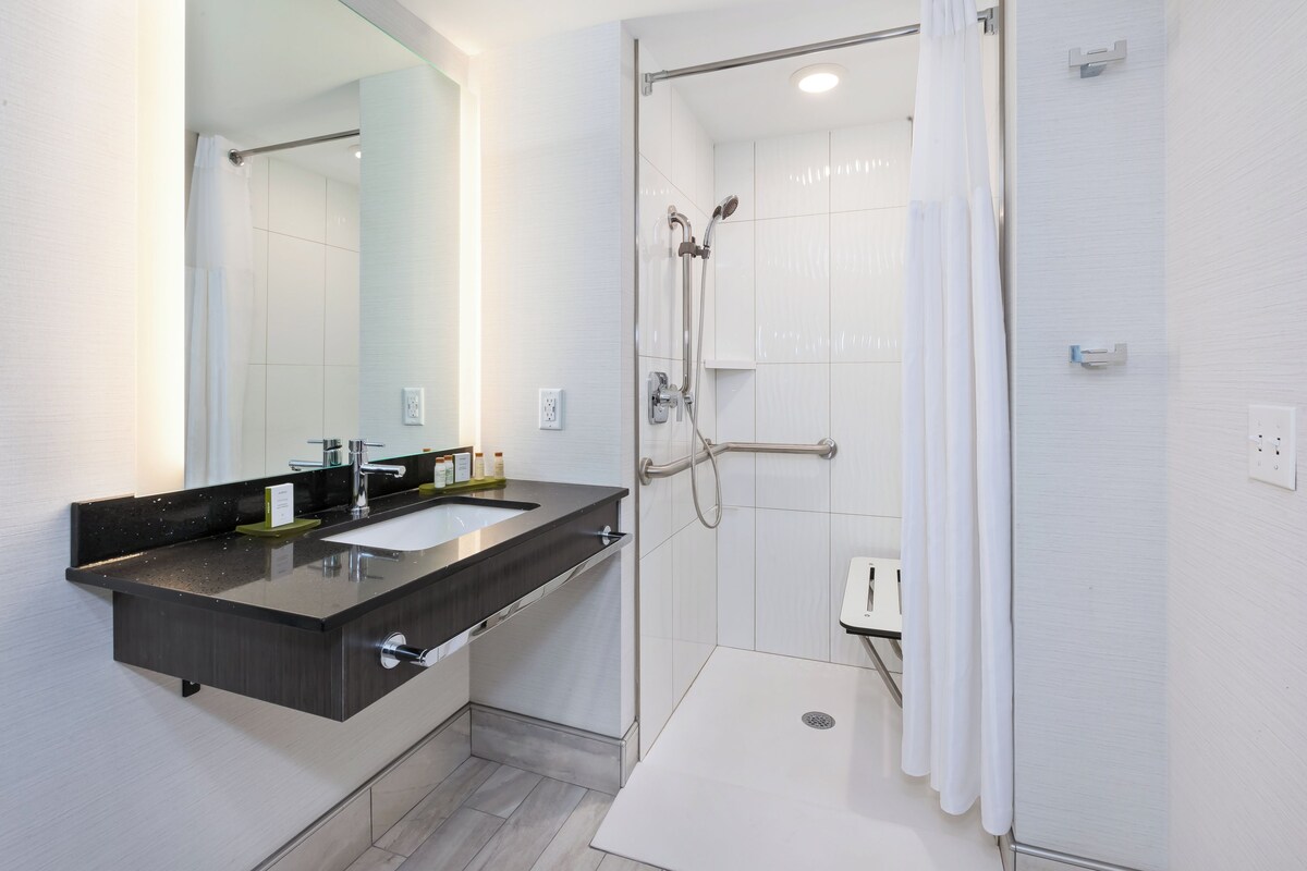 1 bedroom, premium bedding, in-room safe, desk