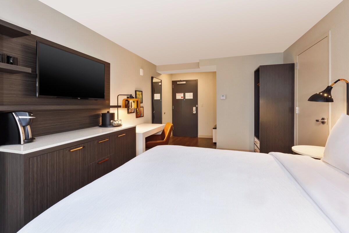 1 bedroom, premium bedding, in-room safe, desk