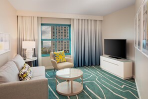 Suite, 1 cama King size y sofá cama, vista a la ciudad | Área de sala de estar | Televisión LCD de 42 pulgadas con canales vía satélite y televisión 