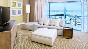 Luxury Suite, 1 King Bed | Living area