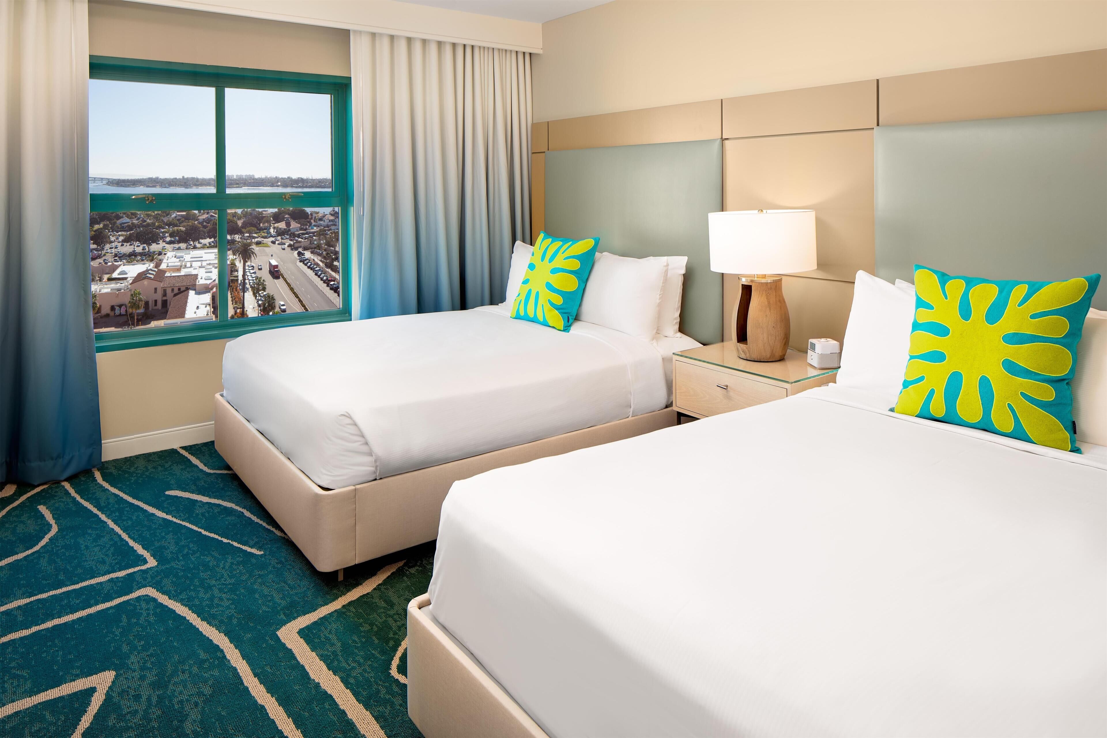 Sviitti, näköala lahdelle (2 Double Beds with Sofa bed) | 1 makuuhuone, ylelliset vuodevaatteet, untuvapeitot