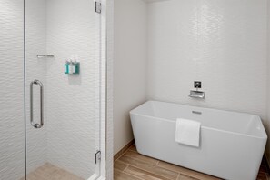 Luxury Suite, 1 King Bed | Bathroom - Embassy Suites by Hilton San Diego Bay Downtown (San Diego)