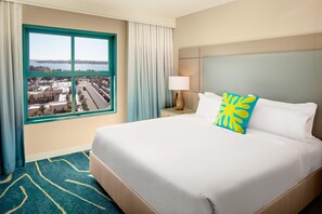 Suite, 1 cama de matrimonio grande, vistas a la bahía | 1 dormitorio, ropa de cama de alta calidad, edredones de plumas
