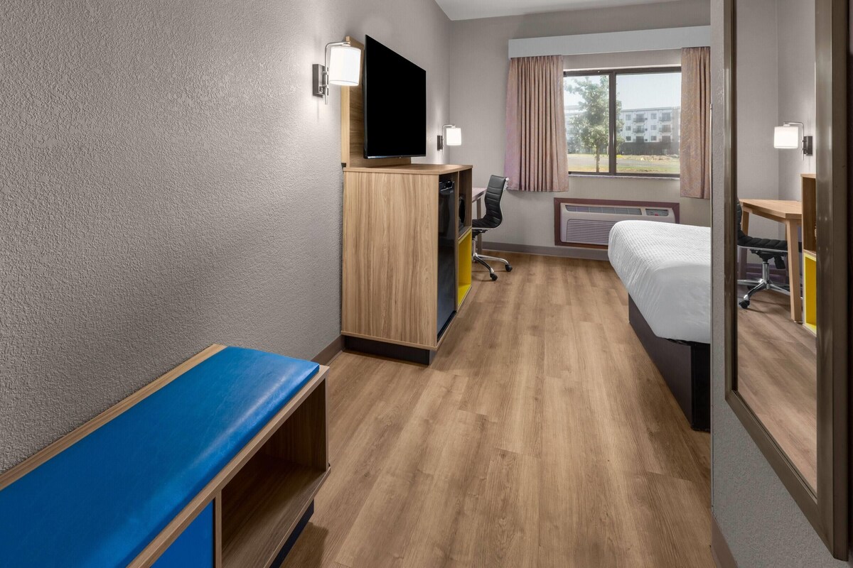 Room, 1 Queen Bed, Accessible | In-room safe, desk, cribs (surcharge), rollaway beds (surcharge)