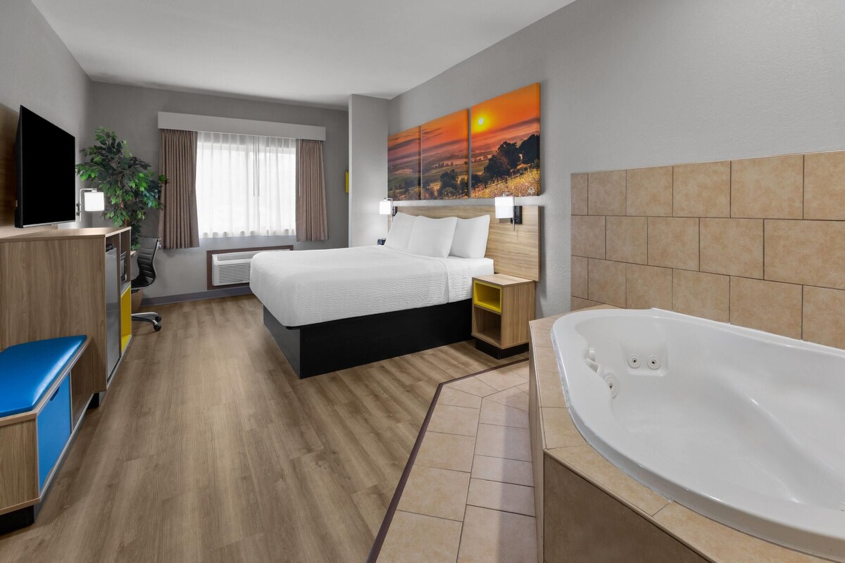 Deluxe Studio Suite, 1 King Bed, Non Smoking | Jetted tub
