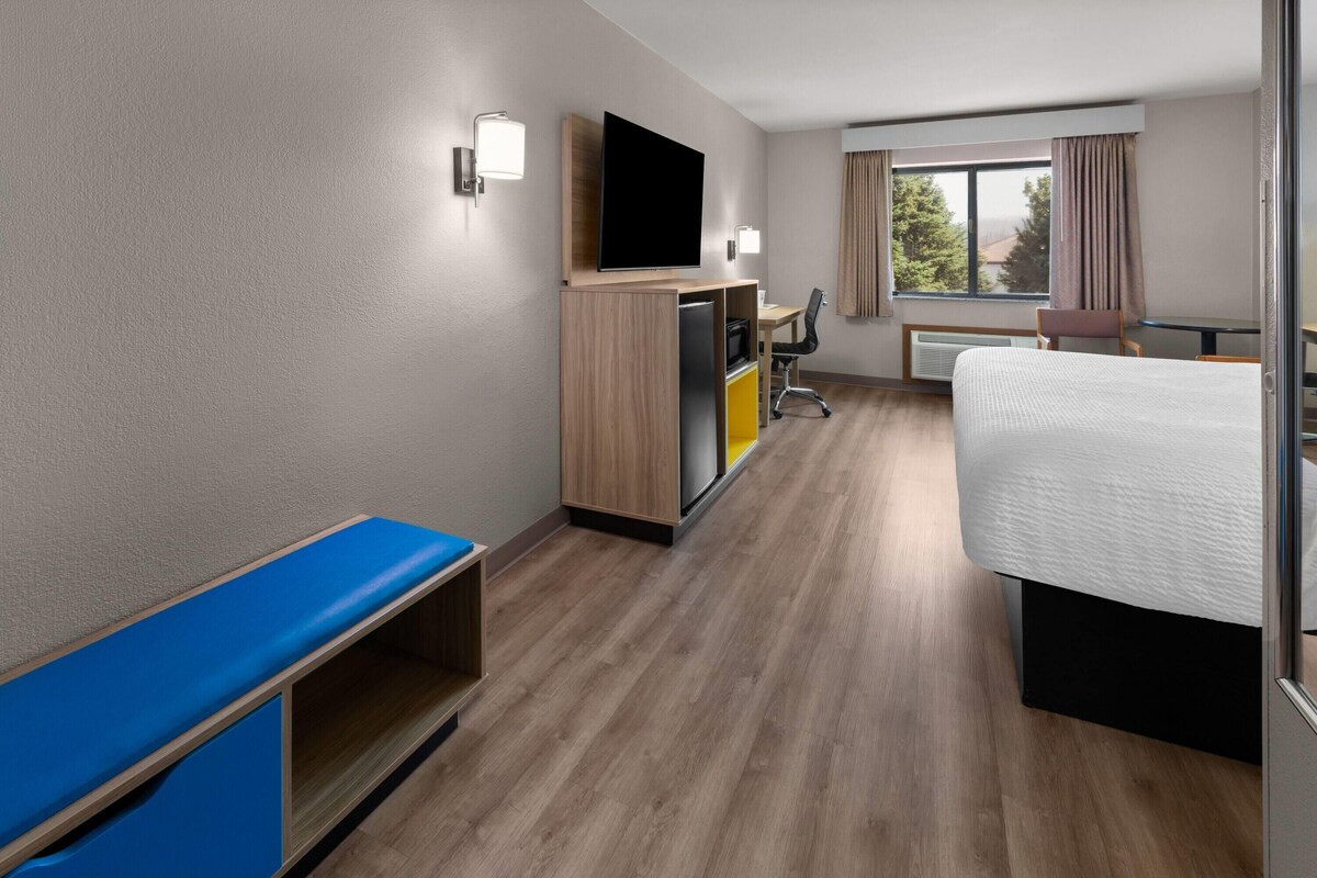Room, 1 King Bed, Non Smoking, Refrigerator & Microwave | In-room safe, desk, cribs (surcharge), rollaway beds (surcharge)