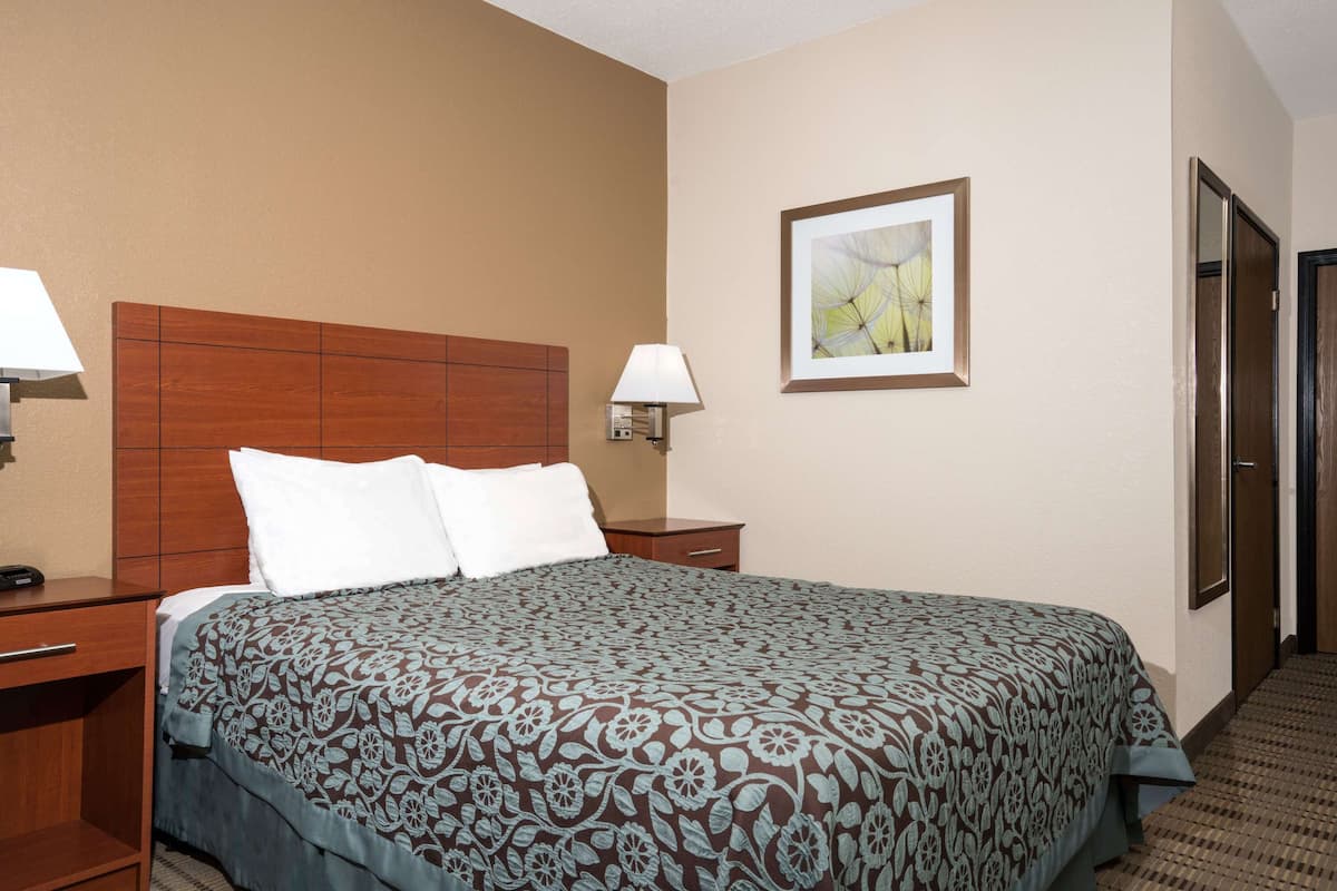 Chambre, 1 grand lit, accessible aux personnes à mobilité réduite | Coffre-fort, bureau, lit de bébé (supplément)