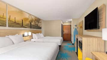 Quarto de hotel com duas camas, uma TV de tela plana, um micro-ondas e uma pequena escrivaninha.