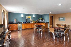 Free daily continental breakfast - Days Inn by Wyndham Glasgow (Glasgow)