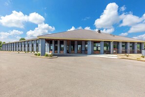 Exterior - Days Inn by Wyndham Glasgow (Glasgow)