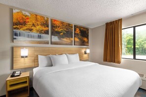 In-room safe, desk, laptop workspace, iron/ironing board - Days Inn by Wyndham Glasgow (Glasgow)